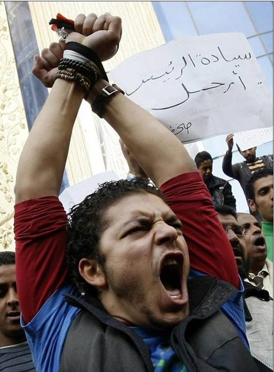 صور أرشفية من قلب أحداث الثورة Revolution-anger-in-egypt-391